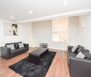 2 bedroom mews to rent - Photo 2