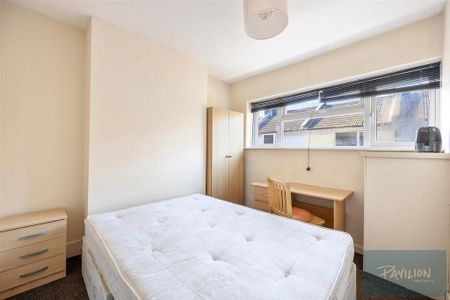 1 bedroom in a house share to rent - Photo 4