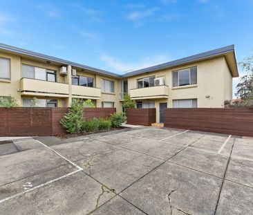 Ground Floor Two-Bedroom Apartment with Spacious Courtyard – Prime ... - Photo 1