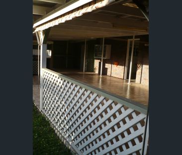 Large brick family home - close to shopping complex and University - Photo 3