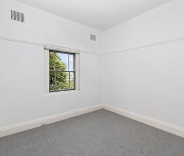 Three bedroom apartment with harbour views - Photo 2