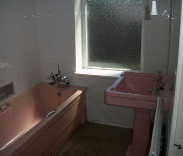 3 Bed - Newsome Road, Newsome, Huddersfield - Photo 2