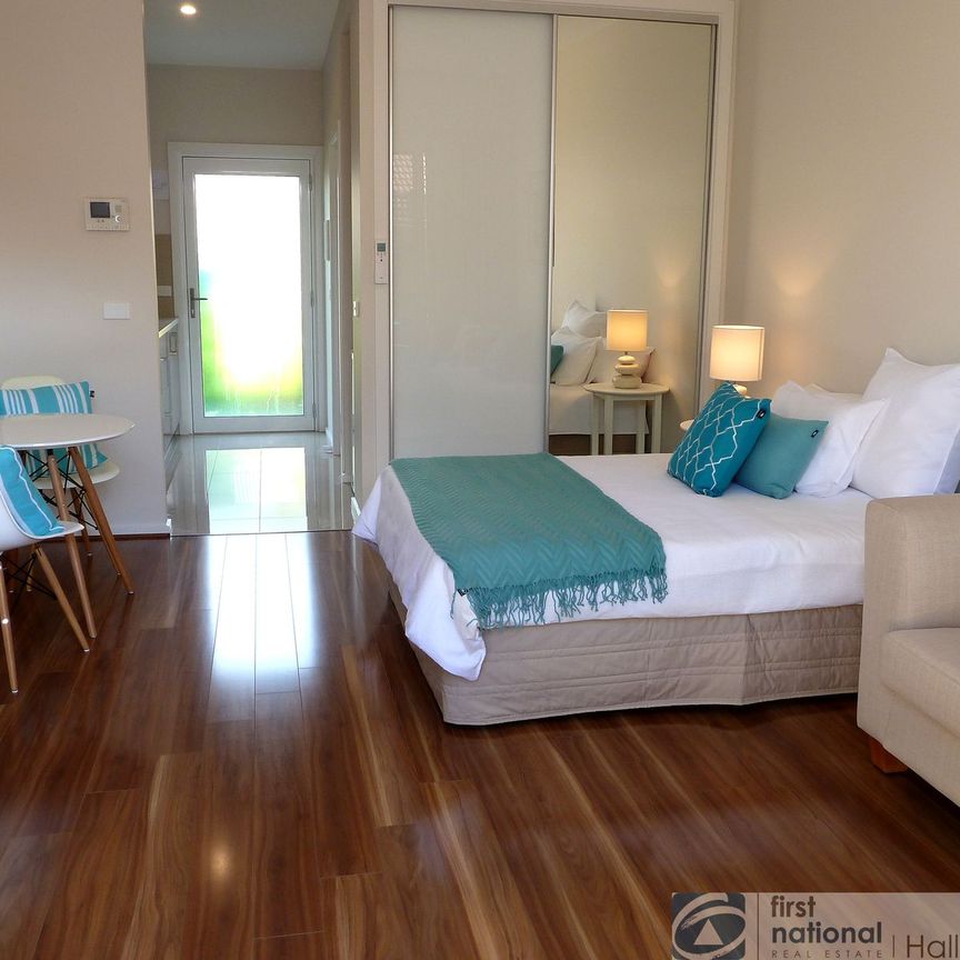 A SPACIOUS STUDIO-STYLE ROOM | ALL UTILITIES INCLUDED - WI-FI, GAS, ELECTRICITY, WATER - Photo 1