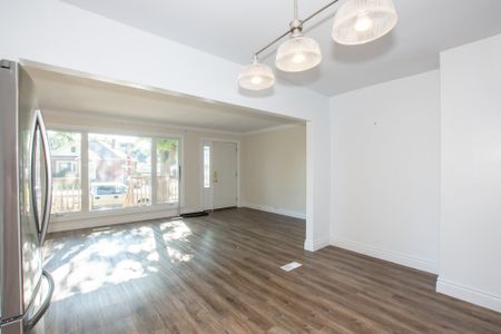 **ALL INCLUSIVE** Gorgeous 2 Bedroom Main Unit in St. Catharines!! - Photo 4