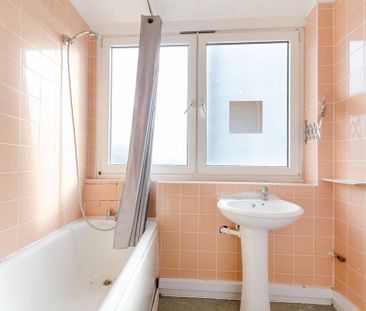 3 bedroom flat to rent - Photo 2