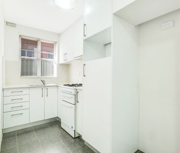 Studio Apartment With Balcony, Internal Laundry In Bathroom & Close... - Photo 2