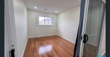 "Like New 4–5 Bedroom Double Storey Home for Rent" - Photo 4