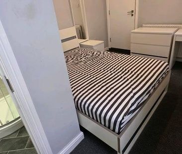 1 bedroom in a house share to rent - Photo 2