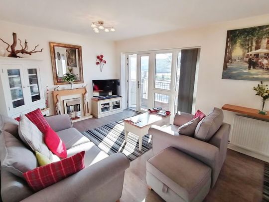 2 bedroom Flat To Let - Photo 1