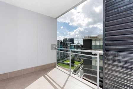 Stylish & Bright Two Bedroom Apartment with Deducted Aircon - Photo 5