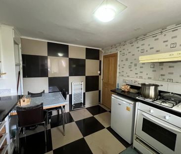 1 bedroom in a flat share to rent - Photo 3