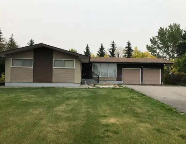 Mountain view acreage within city limits | 3100 88 Street Southeast, Calgary - Photo 1