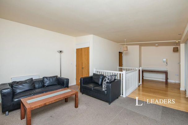 3 bedroom flat to rent - Photo 1