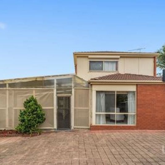 Spacious Family Home in Prime Hillside Location! - Photo 1