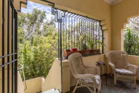 Charming apartment on Broadway - Photo 2