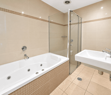 Spacious Furnished Penthouse in the Heart of Waterloo - Photo 5