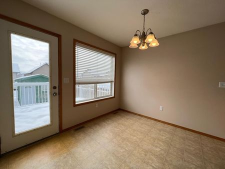 3 Bedroom Main Floor of House in Beautiful Sylvan Lake! - Photo 5