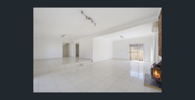 Charming and Spacious Family home with Pool - Photo 1