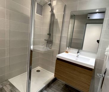 A louer appartement 3 pièces entièrement rénové entre la place de B... - Photo 2