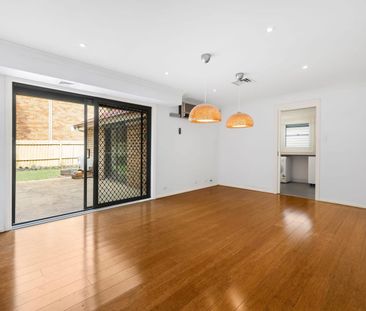 Spacious Three-Bedroom Townhouse with Double Garage in Marsfield - Photo 3