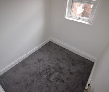 To Let 1 Bed Flat - Photo 1