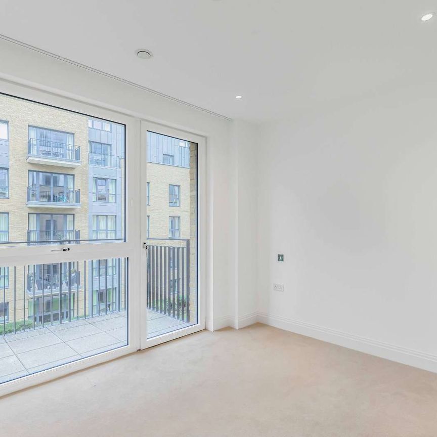 Immaculate three bedroom riverside apartment with balconies and underground parking - Photo 1
