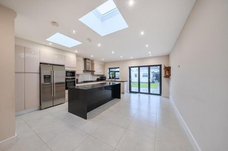 4 bedroom semi-detached house to rent - Photo 5