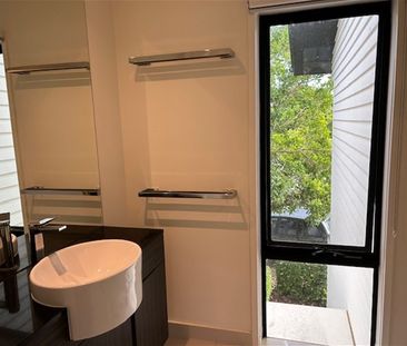 Share unit - main bedroom with Ensuite Perfect Location Hope Island - Photo 3