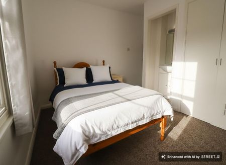4 bedroom end of terrace house to rent - Photo 4