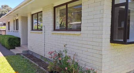 A lovely , sunny stand-alone, house in Waterloo - Photo 5