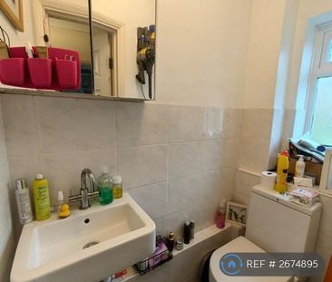 3 bedroom end of terrace house to rent - Photo 2