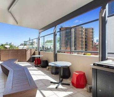FULLY FURNISHED WITH BALCONY! - Photo 3