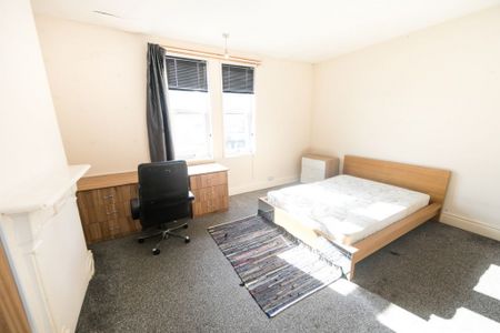 Manor Drive, Leeds - Photo 4