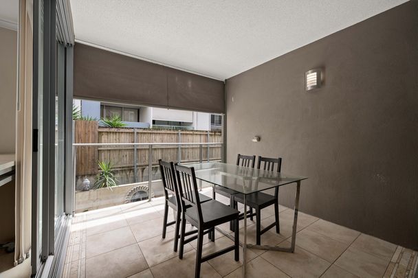 Fully Furnished 2-Bedroom Retreat in the Heart of Brisbane - Photo 1