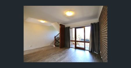 PEACEFUL TWO-BEDROOM TOWNHOUSE WITH LUG IN PRIME LOCATION - Photo 2