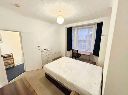 5 bedroom end of terrace house to rent - Photo 4