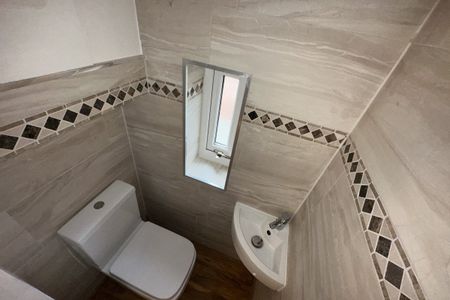 Dickens Avenue - Photo 5