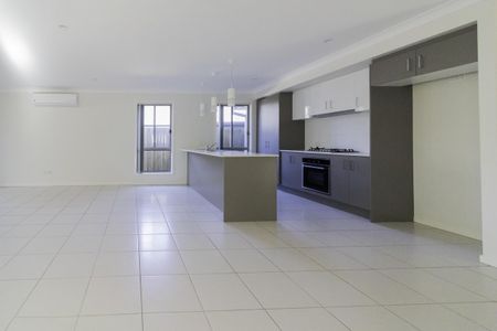 Modern 4 Bedroom Home In Quiet Location - Photo 5