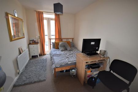 3 bedroom flat to rent - Photo 4