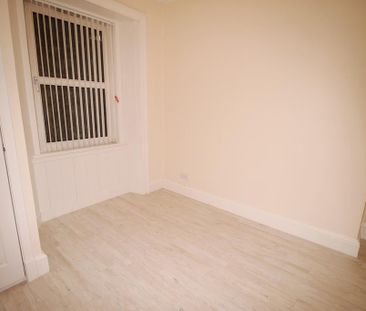 4 bedroom flat to rent - Photo 2