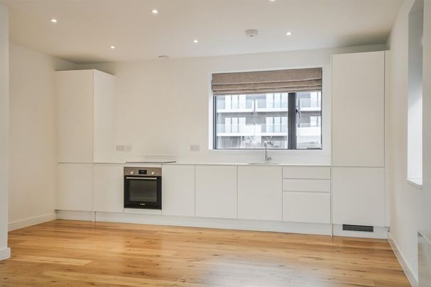 4 bedroom end of terrace house to rent - Photo 1