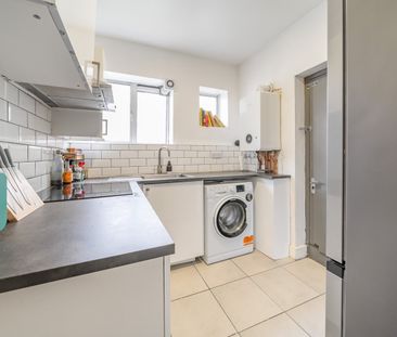 Flat to rent - Streatham High Road, London, SW16 - Photo 3