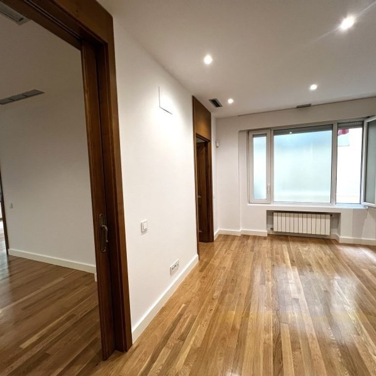 4 room luxury Flat for rent in Madrid, Autonomous Region of Madrid - Photo 1