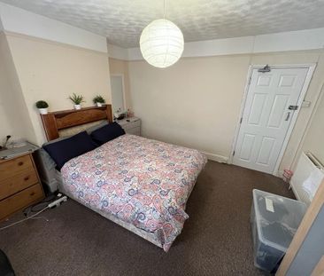 4 bedroom semi-detached house to rent - Photo 6