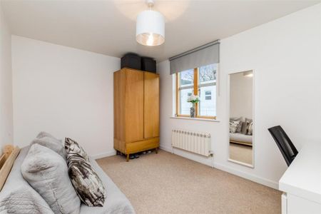 3 bedroom end of terrace house to rent - Photo 4