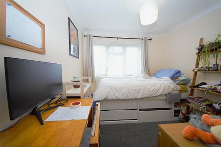 3 bedroom flat to rent - Photo 4