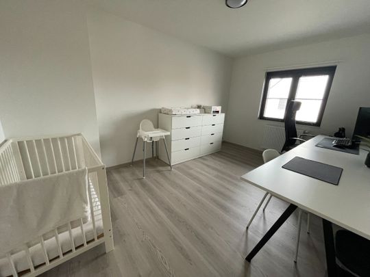 Drie slaapkamer EENGEZINSWONING met garage & tuin - Foto 1