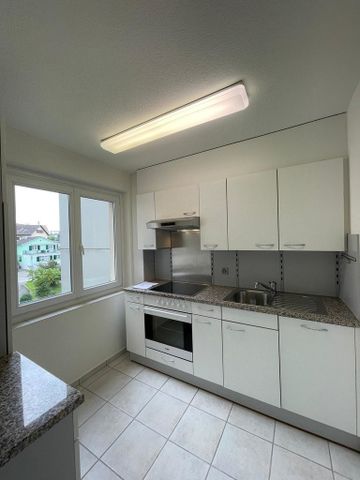 Zentral gelegene Wohnung mit grossem Balkon mit Aussicht - Photo 2