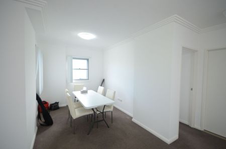 Light Filled 1 Bedroom Unit&excl; Walk to the Station&excl; - Photo 4