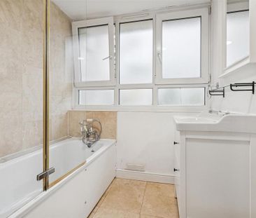 3 bedroom flat to rent - Photo 6